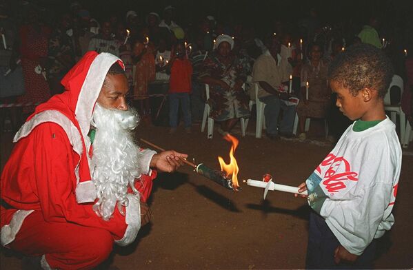 南非索韦托镇男孩在圣诞颂歌活动中点燃蜡烛。 - 俄罗斯卫星通讯社