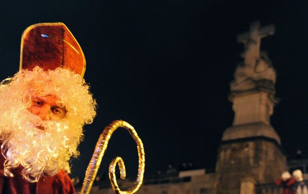 捷克男子身著聖尼古拉（或聖米庫拉什）服裝參加布拉格聖誕節活動。 - 俄羅斯衛星通訊社