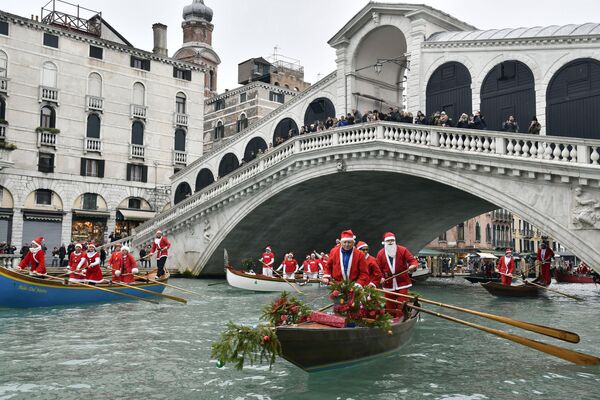 威尼斯大運河中的聖誕老人們。 - 俄羅斯衛星通訊社