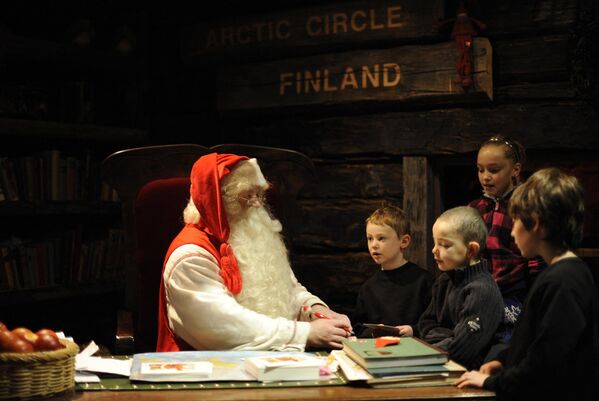 芬兰圣诞老人在办公室内聆听孩子们的心愿。 - 俄罗斯卫星通讯社