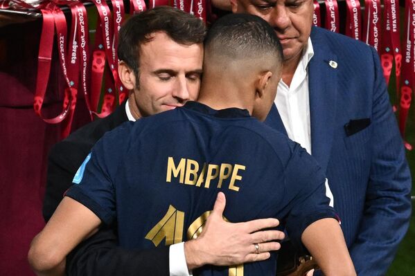 法國足球隊隊員姆巴佩與法國總統馬克龍在卡塔爾世界杯頒獎典禮上擁抱致謝。 - 俄羅斯衛星通訊社