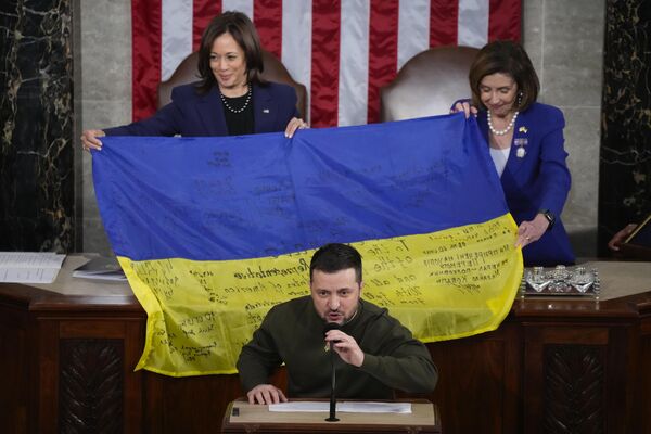 乌克兰总统泽连斯基将一面由巴赫穆特前线士兵签名的国旗赠送给美国副总统哈里斯与众议院议长佩洛西。 - 俄罗斯卫星通讯社