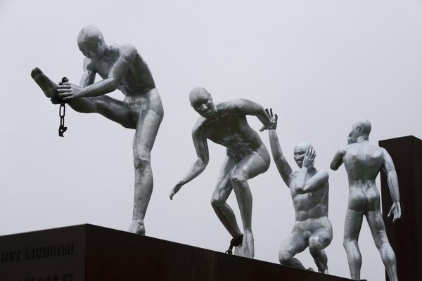 荷蘭鹿特丹港內一處紀念奴隸制的主題雕像。 - 俄羅斯衛星通訊社