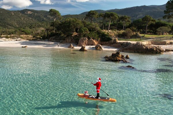 法国女子身穿圣诞老人服在水中划船。 - 俄罗斯卫星通讯社