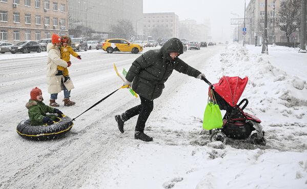 莫斯科市民横穿被大雪覆盖的列宁大街。 - 俄罗斯卫星通讯社