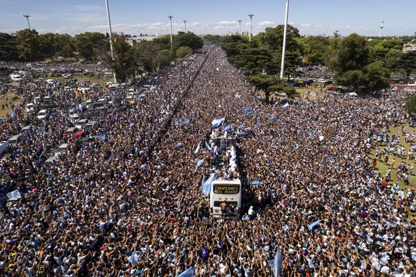 阿根廷国家足球队大巴车在布宜诺斯艾利斯市街道上行进。 - 俄罗斯卫星通讯社