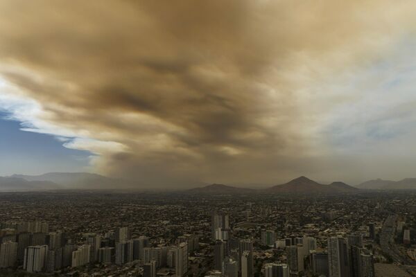 智利圣地亚哥市被林火包围。 - 俄罗斯卫星通讯社