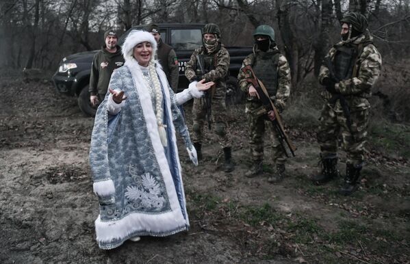 身着雪姑娘服装的全俄人民阵线代表在扎波罗热前线慰问士兵。 - 俄罗斯卫星通讯社