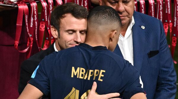 法国足球队队员姆巴佩与法国总统马克龙 - 俄罗斯卫星通讯社