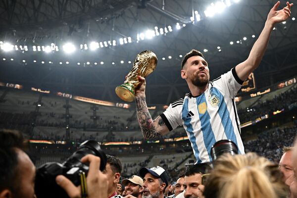 阿根廷國家隊隊長梅西捧起2022年卡塔爾世界杯大力神杯。 - 俄羅斯衛星通訊社