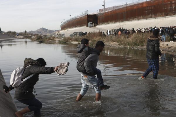 移民们正在穿越美墨边境。 - 俄罗斯卫星通讯社