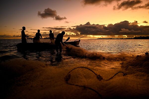 斐濟居民在黃昏下捕魚。 - 俄羅斯衛星通訊社
