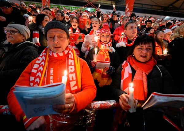 德國足球俱樂部球迷參加在柏林阿爾特·福斯特雷體育場舉行的聖歌詠唱活動。 - 俄羅斯衛星通訊社