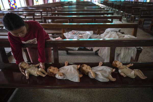 印度古瓦哈提看護員正在拜訪象徵著耶穌的人偶娃娃。 - 俄羅斯衛星通訊社