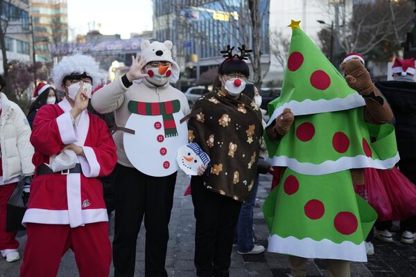 首爾市志願者為生活貧困者分發聖誕禮物。 - 俄羅斯衛星通訊社