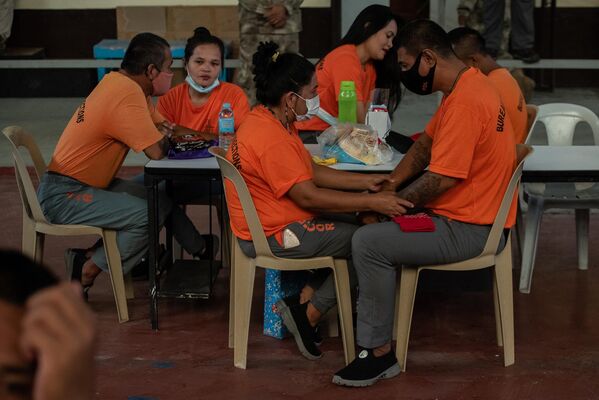 菲律賓蒙廷盧帕市監獄女囚犯與親屬舉行聖誕節團圓會。 - 俄羅斯衛星通訊社