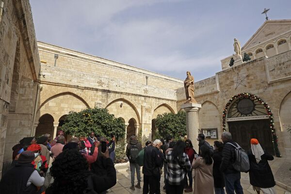 遊客與朝聖者們造訪約旦河西岸聖誕大教堂。 - 俄羅斯衛星通訊社