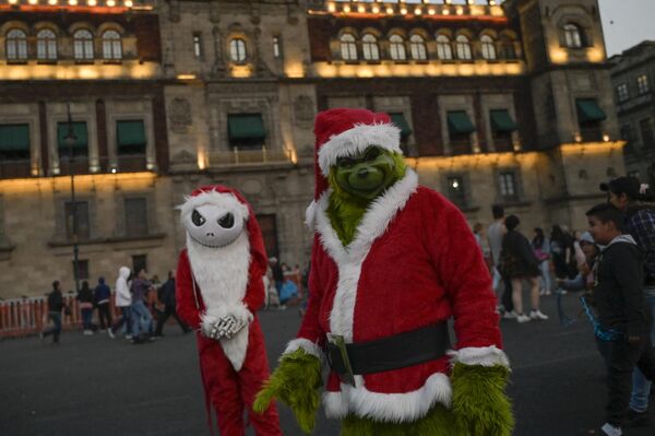墨西哥索卡洛廣場聖誕節活動中的精靈人物。 - 俄羅斯衛星通訊社
