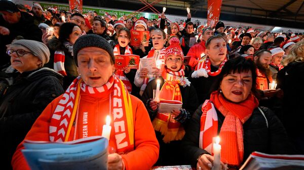 德國足球俱樂部球迷參加在柏林阿爾特·福斯特雷體育場舉行的聖歌詠唱活動 - 俄羅斯衛星通訊社