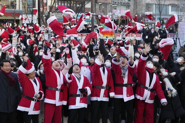 首爾，韓國總理韓德洙和志願者們身穿聖誕老人的服飾。 - 俄羅斯衛星通訊社