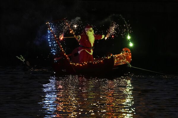 意大利，一艘小船上裝扮成聖誕老人的男子。 - 俄羅斯衛星通訊社