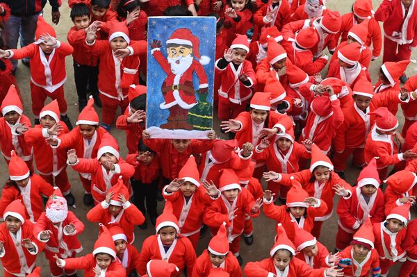 印度，孩子們穿著聖誕老人的服裝慶祝聖誕節。 - 俄羅斯衛星通訊社