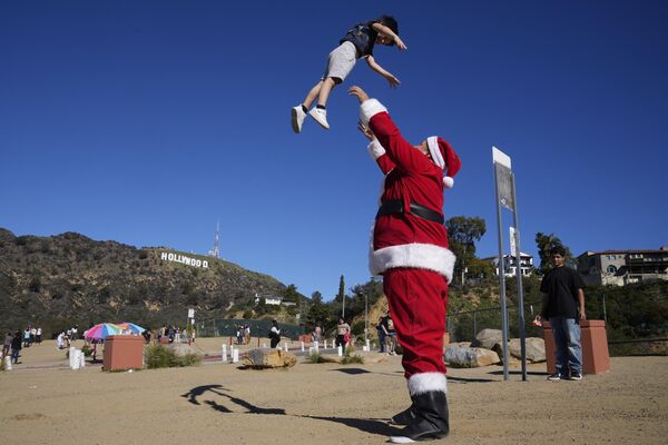 洛杉磯，裝扮成聖誕老人的男子帶著他的兒子玩耍。 - 俄羅斯衛星通訊社