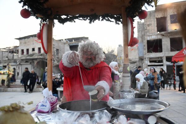 阿勒頗，聖誕集市上身著聖誕老人服裝的男子。 - 俄羅斯衛星通訊社