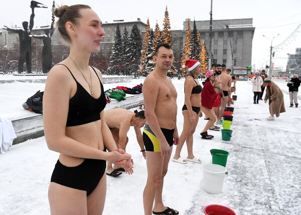 新西伯利亞市列寧廣場上聚集的“禦寒鍛鍊馬拉松”活動的參加者。該活動聚集了那些定期衝冷水禦寒的人們，他們每年都會在市中心舉行一次衝冷水的集體活動。 - 俄羅斯衛星通訊社