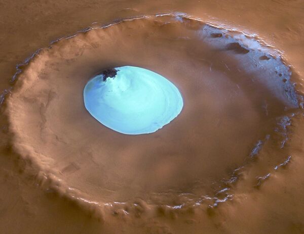 火星北方大平原上一個無名火山口的景色。中間的亮點是全年都不會融化的冰。 - 俄羅斯衛星通訊社