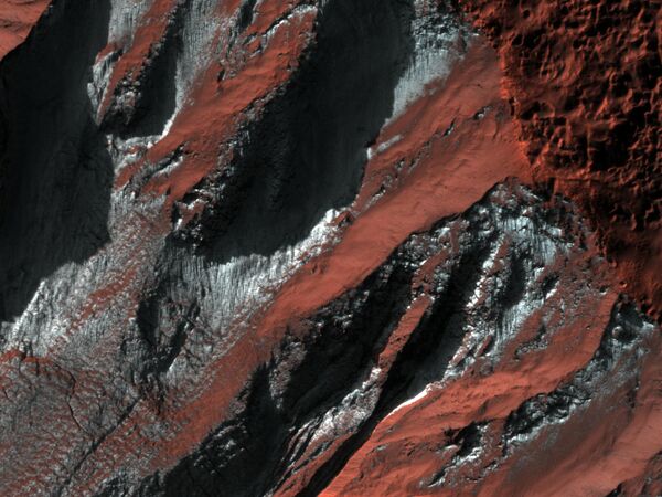 冬天火星上的霜凍。霜凍迫使峽谷發生變化，但是這一過程尚未完全研究清楚。 - 俄羅斯衛星通訊社