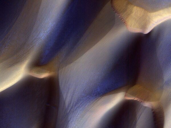 火星表面冰冻的丘陵山丘。 - 俄罗斯卫星通讯社