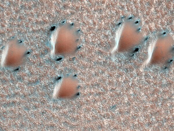 火星上被冰雪覆盖的沙丘。 - 俄罗斯卫星通讯社