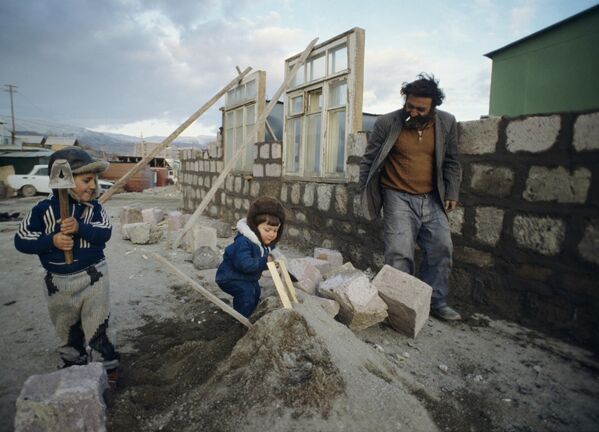 1988年12月7日亚美尼亚苏维埃社会主义共和国北部地区发生地震后，人们在建造新的住房。 - 俄罗斯卫星通讯社