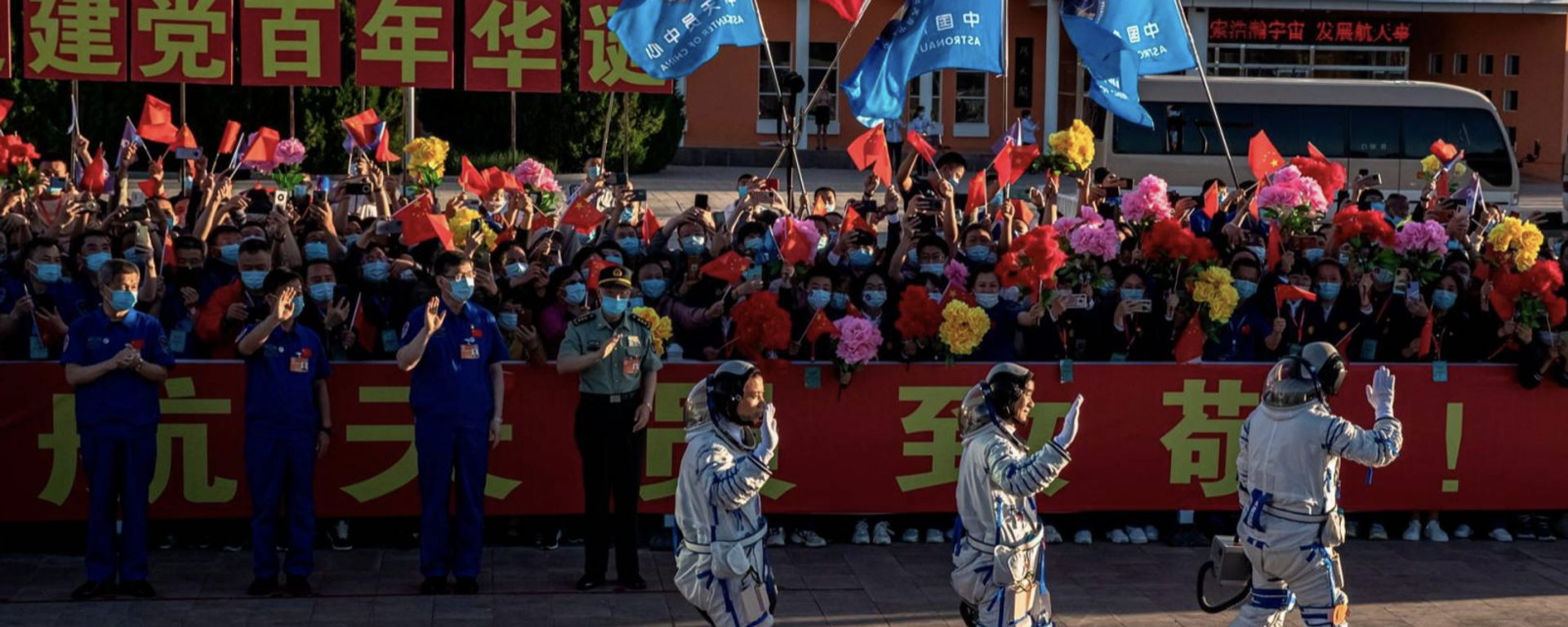 Astronauts Nie Haisheng (R), Liu Boming (C) and Tang Hongbo wave during a departure ceremony before boarding the Shenzhou-12 spacecraft on a Long March-2F carrier rocket at the Jiuquan Satellite Launch Centre in the Gobi desert, in northwest China on June 17, 2021. - 俄羅斯衛星通訊社, 1920, 29.12.2022