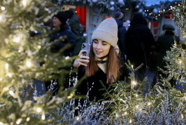莫斯科馬涅什廣場，遊客在拍攝莫斯科傳統節日“聖誕之旅”活動現場的新年樅樹。 - 俄羅斯衛星通訊社