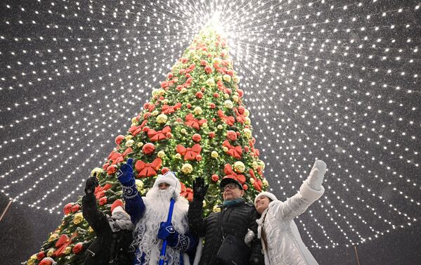 莫斯科高爾基中央文化休息公園普希金沿岸大街，莫斯科傳統節日“聖誕之旅”新年樅樹附近的遊客和嚴寒老人。 - 俄羅斯衛星通訊社
