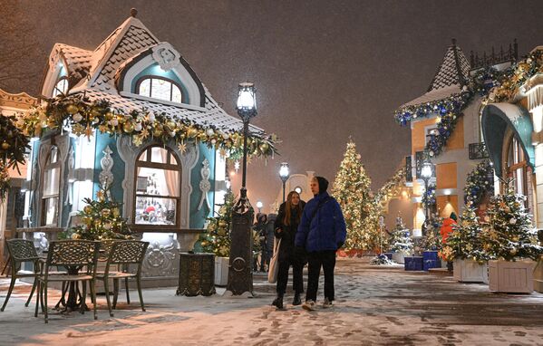 莫斯科高爾基中央文化休息公園普希金沿岸大街，莫斯科傳統節日“聖誕之旅”活動現場的遊客。 - 俄羅斯衛星通訊社