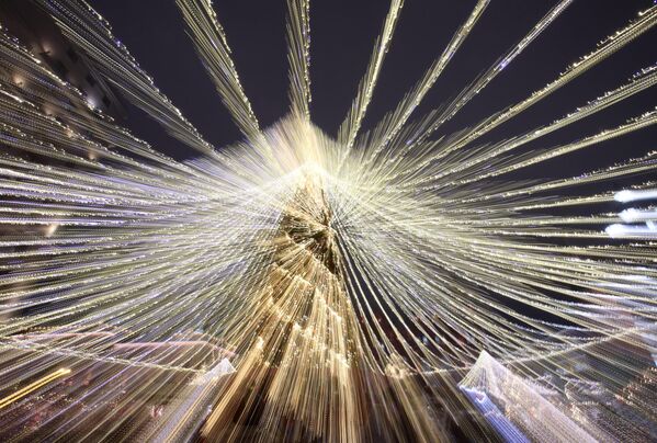 莫斯科馬涅什廣場，莫斯科傳統節日“聖誕之旅”活動現場的主新年樅樹。 - 俄羅斯衛星通訊社