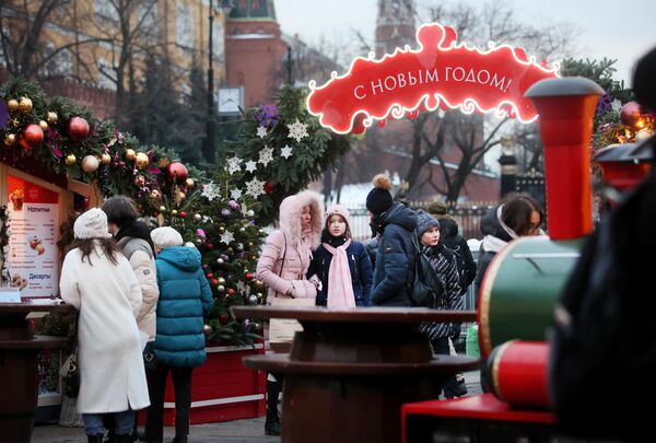 莫斯科馬涅什廣場，莫斯科傳統節日“聖誕之旅”活動現場的遊客。 - 俄羅斯衛星通訊社