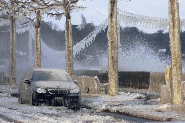 瑞士，被冰层覆盖的汽车、电话线和堤岸。 - 俄罗斯卫星通讯社