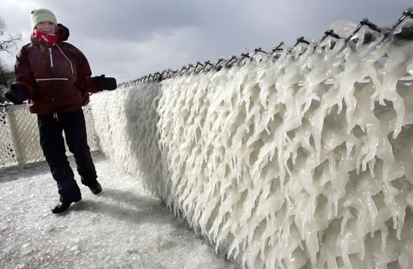 美國，被冰層覆蓋的房屋柵欄。 - 俄羅斯衛星通訊社