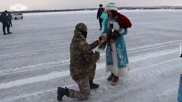 勘察加半岛的两名俄罗斯近卫军士兵从特别军事行动区返回后立刻向自己心爱的人求婚. - 俄罗斯卫星通讯社