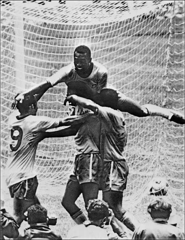 1970年6月21日，1970年世界杯決賽在墨西哥城舉行，巴西4-1戰勝意大利。貝利(上)與隊友托斯陶、卡洛斯·阿爾貝托和加而津霍（從左至右）一起慶祝。 - 俄羅斯衛星通訊社