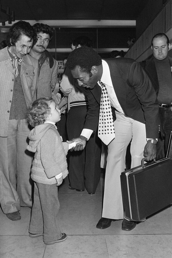 1976年9月12日，貝利帶領紐約宇宙足球俱樂部抵達巴黎奧利機場，參加與巴黎聖日耳曼隊的友誼賽。貝利抵達機場時與一個孩子握手。 - 俄羅斯衛星通訊社
