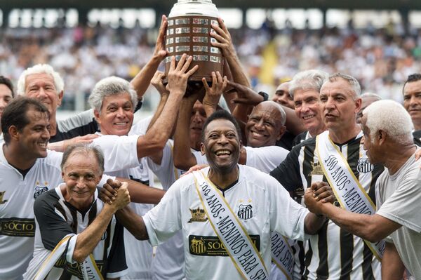 2012年4月14日，贝利在巴西圣保罗以南约70公里桑托斯的维拉贝尔米罗体育场与前球队球员一起庆祝桑托斯足球俱乐部的100周年庆典。 - 俄罗斯卫星通讯社
