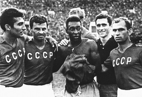 蘇聯隊和巴西隊友誼賽在莫斯科列寧中央體育場舉行，照片中間的是巴西足球運動員貝利。 - 俄羅斯衛星通訊社