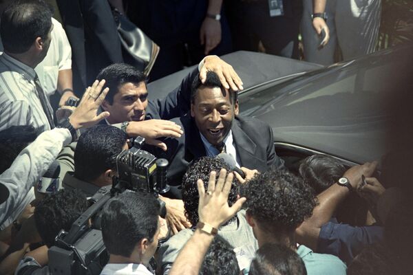 1997年2月15日，时任巴西体育部长的贝利抵达哥斯达黎加的胡安·圣玛丽亚国际机场时被民众热烈欢迎。 - 俄罗斯卫星通讯社