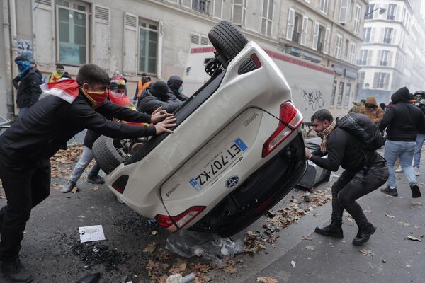 2022年12月24日，為抗議巴黎庫爾德文化中心發生的槍擊事件，示威者將一輛汽車翻了個底朝天。 - 俄羅斯衛星通訊社
