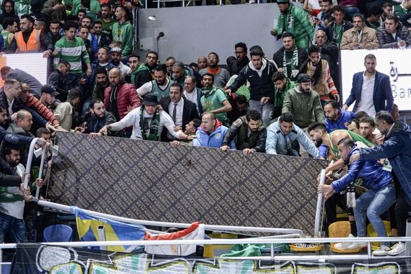 2022年12月24日，在埃及首都的哈桑穆斯塔法體育館舉行的超級賽中，人們試圖清理倒塌並導致籃球迷受傷的領獎台。  - 俄羅斯衛星通訊社